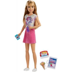 MATTEL Barbie Famille Poupée Skipper Baby-sitter Aux Cheveux Blonds, Avec Jupe Et 5 Accessoires Dont Téléphone Et Biberon